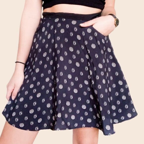 Urban Outfitters Navy Boho Flowy Mini Skirt with Pockets Size 2 - Picture 1 of 9